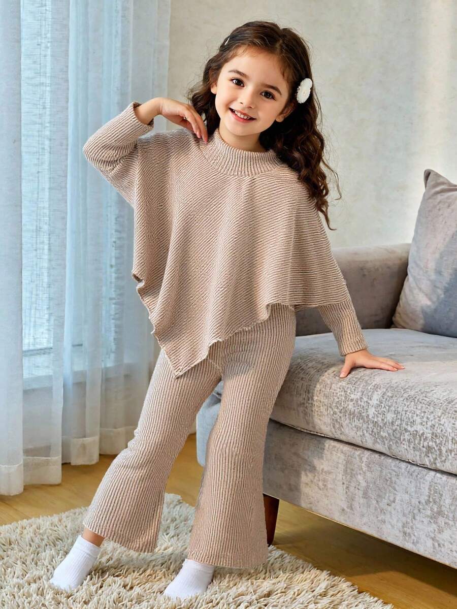 SHEIN Playful Pals 女童休闲T恤套装，不规则高领针织抓绒面料，纯色米色长袖T恤上衣搭配米色休闲喇叭裤，两件套，适合春、秋、冬、返校、优雅女士日常穿着、外出、旅行、聚会等场合。