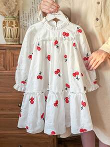 SHEIN Vintaside Kids Đầm công chúa dáng rộng thanh lịch cho bé gái, cổ áo xếp ly, tay phồng, thêu jacquard, hai lớp viền xếp ly, đầm công chúa tay dài in họa tiết hoa anh đào màu mơ cho bé gái, phiên bản mùa đông. Cổ tròn, tay phồng dài với chi tiết xếp ly, kiểu dáng giản dị và ngọt ngào với họa tiết hoa mơ. Hoàn hảo cho những buổi đi chơi thường ngày, mặc hàng ngày, cắm trại, họp mặt gia đình, kỳ nghỉ và chụp ảnh. Chiếc đầm tươi tắn và sành điệu này kết hợp phong cách preppy đa năng với vẻ năng động, phù hợp cho trang phục hàng ngày. Thiết kế ngọt ngào và mộc mạc làm cho nó phù hợp cho mùa thu, đông và xuân. - trắng - Xem 5