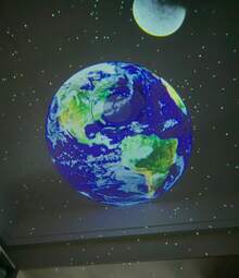 1 pieza Proyector decorativo de galaxia y espacio - Proyector de cielo estrellado de plástico con acabado mate, alimentado por USB, con 13 discos intercambiables, función de temporizador, patrones de rotación automática, ajuste de velocidad, para dormitorio, compatible como regalo, control con botón - Multicolor - Ver 8