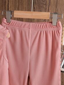 小女孩粉色针织上衣，饰有5个蝴蝶结，搭配宽松的粉色针织裤，时尚可爱，适合日常通勤。