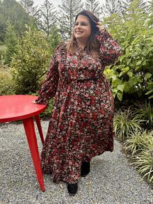 Enliva Große Größen Damen Herbst Ditsy Floral Langarm Kleid mit geraffter Taille, geeignet für Lehrerinnen - Schwarz - Übersicht 10
