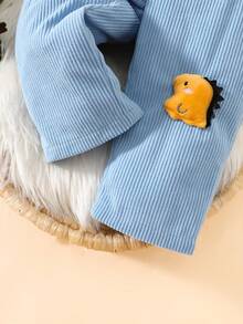 SHEIN Conjunto de 2 piezas para niños pequeños: Peto de pana y camiseta de cuello alto acanalado de manga larga con decoración de dinosaurio 3D