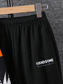 SHEIN Bộ đồ hoodie và quần nỉ in họa tiết hoạt hình đường phố dành cho bé trai tuổi teen, thích hợp mặc đi làm, đi học, mặc thường ngày, thể thao, mùa thu/đông, quần áo anime cho bé trai, bộ đồ thể thao anime cho bé trai, áo hoodie và quần nỉ 2 món cho bé trai tuổi teen, bộ hoodie và quần nỉ anime, thời trang đường phố - màu đen - Xem 4