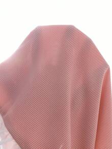 小女孩粉色针织上衣，饰有5个蝴蝶结，搭配宽松的粉色针织裤，时尚可爱，适合日常通勤。