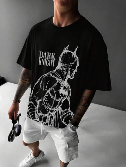 BATMAN X SHEIN T-shirt à col rond à manches courtes pour hommes avec lettres et graphiques chiffrés, style casual, pour l'été