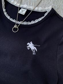 少女春夏新款流行骑马图案撞色刺绣侧边褶皱设计短袖藏蓝色T恤，夏季穿搭，基础款，休闲风 - 寶藍色 - 查看 4