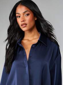 MISSGUIDED 奢华缎面超大款纽扣衬衫，下摆抽绳设计，适合专业办公场合和晚间活动。 - 藏蓝色 - 查看 4