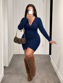 Slaydiva 秋冬新品，优雅休闲日常穿着，适合外出、约会和居家穿着。修身纯色棕色V领扭结前襟长袖连衣裙，不对称褶皱下摆，毛绒质感面料。女士大码短款连衣裙，长袖紧身连衣裙，褶皱紧身连衣裙，蓝色紧身连衣裙，性感蓝色连衣裙。 - 藏蓝色 - 查看 6