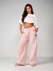 Missguided x Playboy Camiseta de algodón de manga corta con estampado de número, estilo varsity, con rayas rosas en las mangas y logo de conejo en la espalda - Blanco - Ver 4