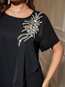 SHEIN Clasi Áo nữ mùa xuân họa tiết hoa màu hồng có viền bất đối xứng và quần ống rộng màu hồng rộng rãi, bộ 2 món cỡ lớn, trang phục thanh lịch hàng ngày lãng mạn - màu đen - Xem 3
