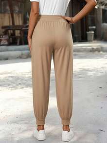 EMERY ROSE Quần jogger nữ màu trơn cạp cao xếp ly có túi - Màu be - Xem 2