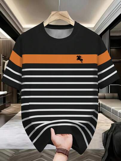 复古条纹印花男士休闲T恤，夏季必备，骑士印花设计，时尚有型。这款T恤款式新颖，极具吸引力，是送给兄弟姐妹、节日或父亲节的绝佳礼物。休闲简约，时尚百搭。