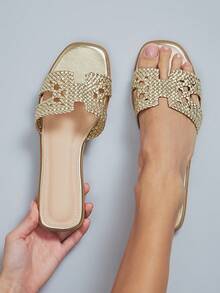 SHUZIA #VacationGlam Dép xỏ ngón mũi vuông bằng da thuần chay ánh kim dệt tay màu vàng dành cho nữ – Lấy cảm hứng từ nhà thiết kế, sang trọng và phù hợp với phong cách nghỉ dưỡng. - Vàng - Xem 2
