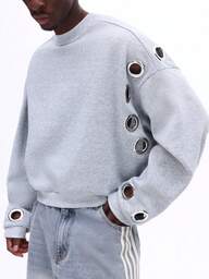 SUMWON Metal Delik Detaylı Büyük Boy Gri Sweatshirt Uzun Kollu Yuvarlak Yaka Kazak Moda İddialı Üst Günlük Giyim