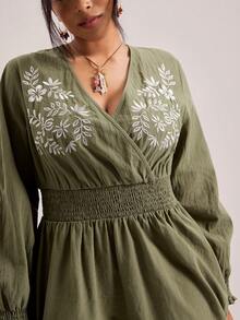 SHEIN VCAY Große Größen grünes besticktes Dekor V-Ausschnitt Kleid Olivgrün Grünes Kleid Frauen Boho Frauenkleidung Country Western Stickerei - Olivgrün - Übersicht 8