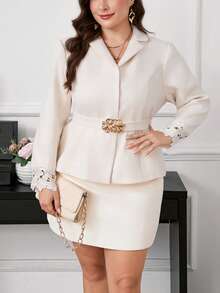 SHEIN Clasi Chaqueta corta de mujer talla grande con parches de encaje y decoración metálica, cintura ceñida, adecuada para ir al trabajo, fiestas y banquetes en otoño/invierno - Beis - Ver 4