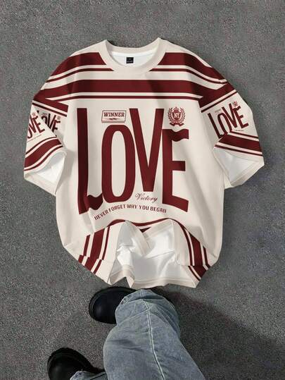 SHEIN EZwear 休闲简约运动街头风情侣装，红色条纹爱心Logo英文字母学院风印花图案，舒适保暖圆领宽松短袖T恤，适合秋冬季节穿着，图案T恤