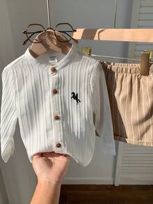 男婴两件套服装 - 白色长袖衬衫搭配卡其色条纹短裤，袖长可调节。舒适百搭，休闲时尚，适合春夏室内、室外、日常穿着、运动、派对、拍照、节日、街头风、新年等场合。男婴纽扣衬衫和短裤棕色男婴套装 - 卡其色 - 查看 6