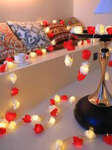 Lampu Hias LED Berbentuk Mawar, Cocok untuk Penggunaan Dalam Ruangan, untuk Menciptakan Suasana Lamaran yang Romantis. Dapat Digunakan untuk Dekorasi Pernikahan, Pesta Ulang Tahun, dan Juga Cocok untuk Digunakan di Area Seperti Kamar Anak Perempuan, Taman, dan Kamar Tidur. - Red and White - View 4