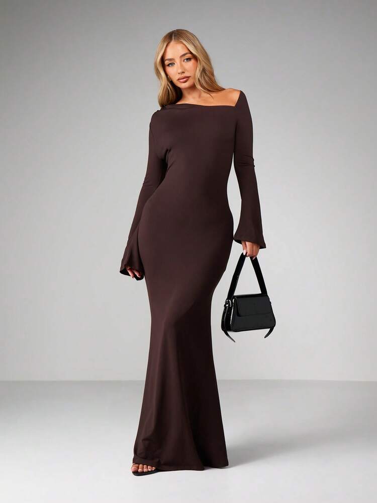 MISSGUIDED Women's Off-Shoulder Bell Sleeve Bodycon Maxi Dress Asymmetrical Neckline Evening Party Formal Long Dress Stretch Fitted Gown Fall Winter