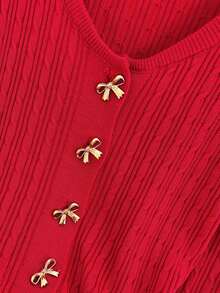 GlowEve 秋冬新款优雅别致简约大气镂空圆领长袖荷叶边下摆口袋金属蝴蝶结纽扣麻花纹理女毛衣 - 紅色 - 查看 5