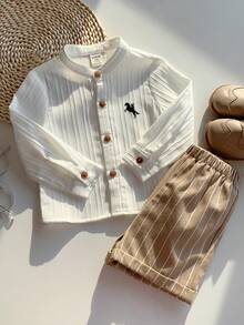 男婴两件套服装 - 白色长袖衬衫搭配卡其色条纹短裤，袖长可调节。舒适百搭，休闲时尚，适合春夏室内、室外、日常穿着、运动、派对、拍照、节日、街头风、新年等场合。男婴纽扣衬衫和短裤棕色男婴套装 - 卡其色 - 查看 4
