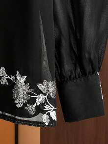 Modelyn Blouse noire en mousseline de soie à encolure en V pour femmes grandes tailles avec broderie florale élégante, top style vintage à manches longues