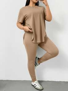 SHEIN Essnce مجموعة قطعتين من قميص أسود قصير الأكمام وسروال ليجنز للنساء ذوات الحجم الكبير، ملابس رياضية كاجوال مريحة وأساسية وقابلة للتنوع، تخسيس اليومي، ملابس للخروج، ملابس Y2K، أسلوب بسيط، ملابس للكنيسة - كاكي - مشاهدة 2