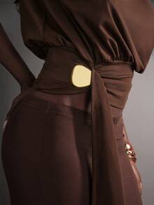 Hauture Blus Tanpa Lengan Warna Polos dengan Bahu Asimetris yang Seksi untuk Pesta Malam Hari - Coklat - View 3