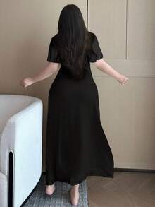 Dazy Plus 大尺碼女款對比蕾絲優雅中長款睡裙睡衣 - 黑色 - 查看 2