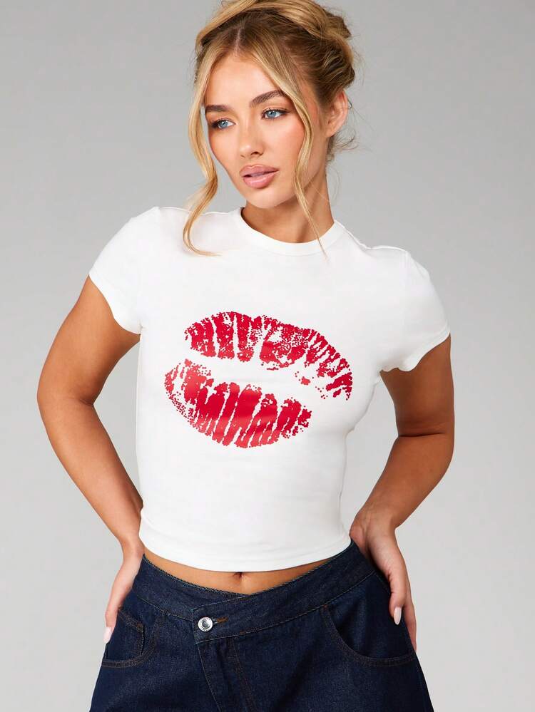 MISSGUIDED T-shirt corta a maniche corte con stampa di baci, girocollo aderente, top corto da donna, pezzo di moda casual per l'estate di San Valentino con design a labbra