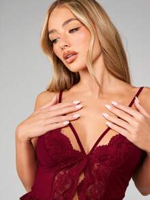 MISSGUIDED 蕾丝吊带胸前细节荷叶边下摆V领露脐吊带背心，可调节肩带，适合夜间派对 - 酒紅色 - 查看 5