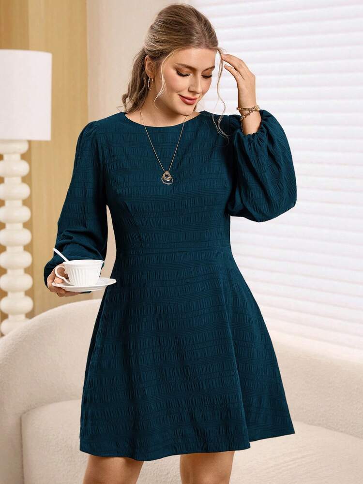 Plus Size Women Textured Back Cutout Design Casual Everyday Commute Long Sleeve Dress, Suitable For Spring And Autumn,  Going Out Outfits, 2025 New Clothes, Simple And Fashionable For Everyday Wear, Plus Size Winter Clothes, Comfortable And Breathable, Christmas Outfit For Women, New Year Clothes, Suitable For Multiple Occasions, Christmas, Date Night Outfits Women, Thanksgiving Outfit For Women, Suitable For Valentine's Day