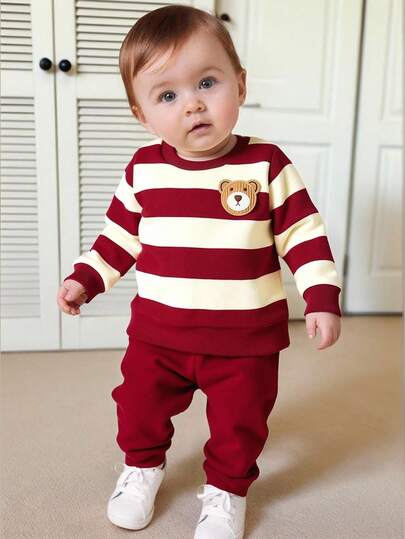 SHEIN Playful Pals 男婴春秋季白色和酒红色条纹圆领长袖上衣，饰有可爱小熊图案，搭配酒红色修身长裤，休闲套装，适合外出、居家、轻度运动和生日派对等场合。