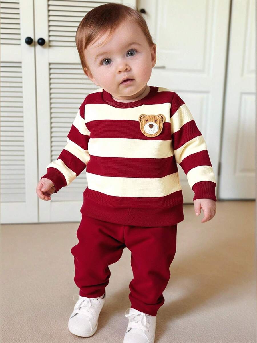 SHEIN Playful Pals 男婴春秋季白色和酒红色条纹圆领长袖上衣，饰有可爱小熊图案，搭配酒红色修身长裤，休闲套装，适合外出、居家、轻度运动和生日派对等场合。 - 紅色 - 查看 1