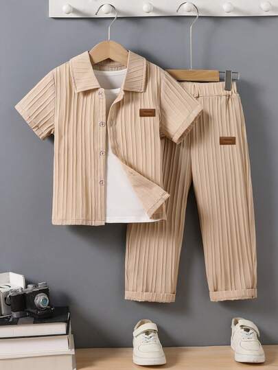 SHEIN 两件套男童休闲学院风字母印花POLO领短袖衬衫和短裤，适合日常穿着、通勤、上学、度假、旅行、休闲、日光浴、春夏穿着。