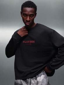 PLAYBOY X SUMWON 短款圆领长袖卫衣，背面印有大图案，适合秋冬季休闲穿着，街头风十足。 - 黑色 - 查看 4