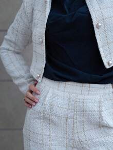 Hitanina 女款 2 件套：金屬鈕扣裝飾圓領格紋短夾克與直筒長褲，通勤必備白色套裝秋季布料，適合小個子女性 - 白色 - 查看 3