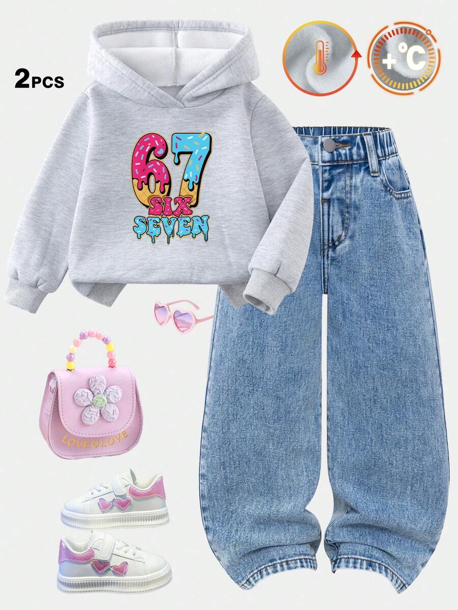 SHEIN ChillGRL 女童连帽衫和运动短裤套装两件套：保暖内衬，厚实舒适的卫衣面料；宽松时尚的版型；可爱彩色数字印花灰色连帽卫衣搭配复古中度水洗蓝色直筒牛仔裤。适合所有季节，百搭造型。弹性腰带，可爱牛仔裤剪裁。高性价比。时尚女童卫衣和牛仔裤两件套。 - 彩色 - 查看 1