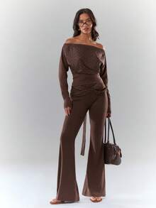 SHEIN Glamour Top de manga larga con hombros descubiertos y costillas en color marrón con estampado de lunares, combinado con pantalones pitillo acampanados. Conjunto de 2 piezas para mujer, estilo vintage casual para exteriores, estilo callejero y uso diario. Conjunto de top y pantalones de manga larga. Conjunto marrón de 2 piezas para mujer. Conjunto de salón marrón para mujer. Conjunto de manga larga marrón para mujer. - Marrón - Ver 1