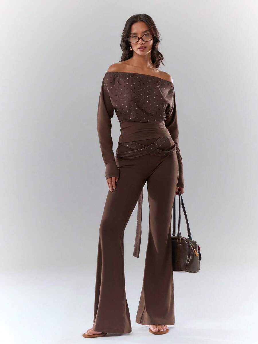 SHEIN Glamour Top de manga larga con hombros descubiertos y costillas en color marrón con estampado de lunares, combinado con pantalones pitillo acampanados. Conjunto de 2 piezas para mujer, estilo vintage casual para exteriores, estilo callejero y uso diario. Conjunto de top y pantalones de manga larga. Conjunto marrón de 2 piezas para mujer. Conjunto de salón marrón para mujer. Conjunto de manga larga marrón para mujer. - Marrón - Ver 1