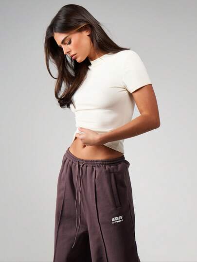 MISSGUIDED Camiseta básica de cuello redondo de manga corta acanalada y ajustada, un elemento esencial del armario casual y cómodo para el día a día