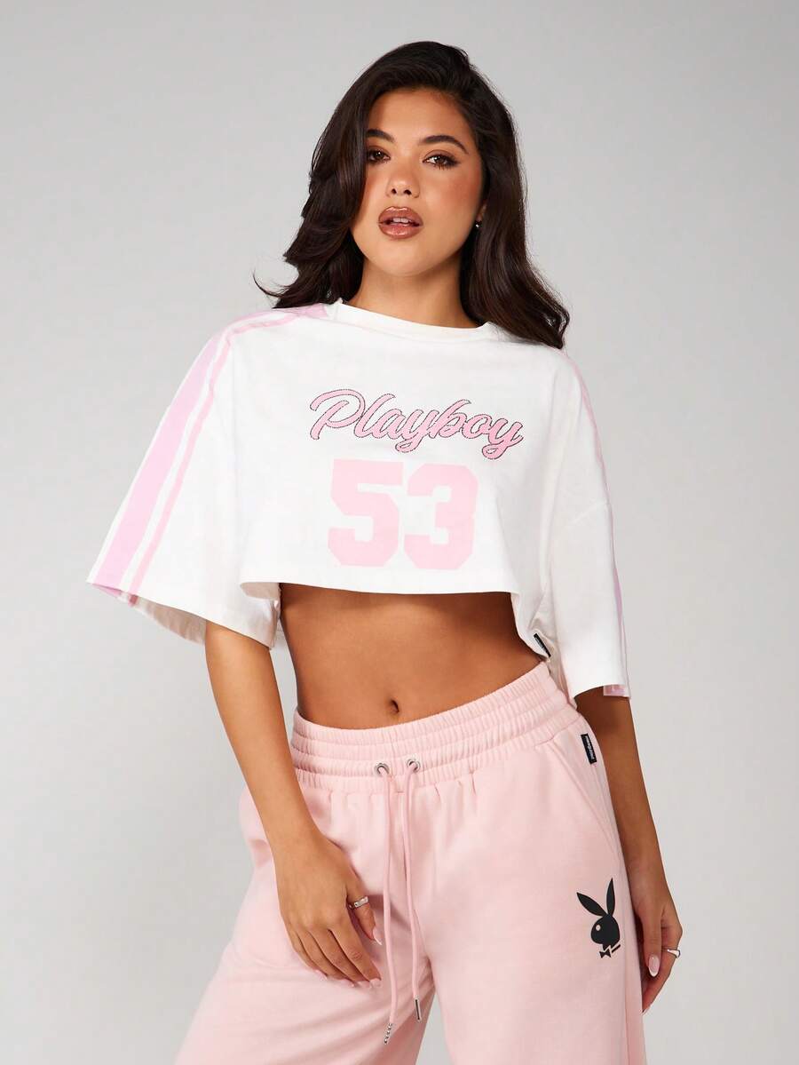 Missguided x Playboy Camiseta de algodón de manga corta con estampado de número, estilo varsity, con rayas rosas en las mangas y logo de conejo en la espalda - Blanco - Ver 1