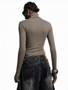 LYSMO Áo thun nữ cổ cao tay ngắn tối giản thu/đông mới này có viền cắt kim loại nổi bật, phong cách thành thị hiện đại và là một món đồ bắt mắt. Nó thon gọn, hoàn hảo cho các bữa tiệc và là món đồ không thể thiếu cho các nữ thần gợi cảm. Thiết kế tiên phong dẫn đầu xu hướng thời trang. Áo kaki. - Màu Khaki - Xem 2
