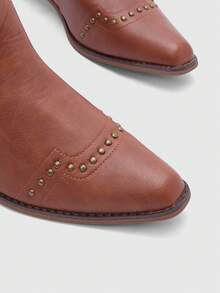 Aloruh 女士时尚靴子、西部靴、中筒V形棕色铆钉装饰靴、方头低跟靴、高筒马靴、女士牛仔靴 - 棕色 - 查看 3