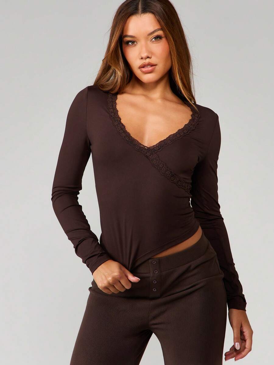 MISSGUIDED 女士蕾丝边裹身长袖V领上衣，秋冬时尚柔软修身衬衫 - 咖啡棕 - 查看 1