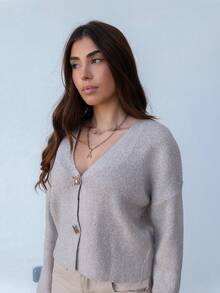 Hitanina 新款简约时尚办公室通勤深V领长袖修身纽扣开衫，秋冬百搭休闲针织毛衣 - 卡其色 - 查看 4