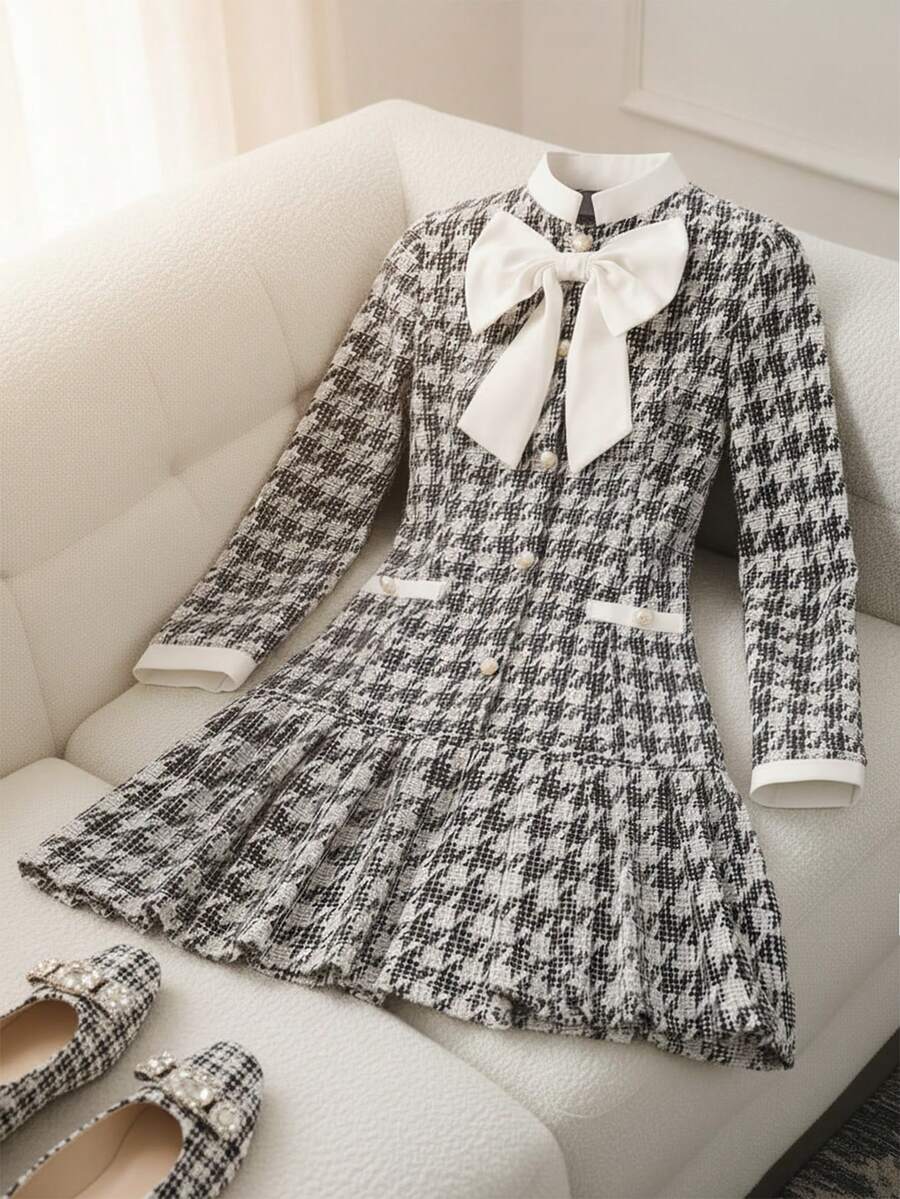 SHEIN Váy Jacquard dệt kim họa tiết hoa cỡ lớn và cỡ nhỏ dành cho nữ toát lên vẻ ngọt ngào, thanh lịch, dễ thương, sang trọng, lãng mạn và quyến rũ. Thiết kế nổi bật với họa tiết caro răng sói đen trắng kết hợp với nơ trắng lớn trang trí. Váy gồm tay dài và chân váy ngắn xếp ly. Độ dày tiêu chuẩn, không có chất liệu độn. - Màu tím hoa cà - Xem 1