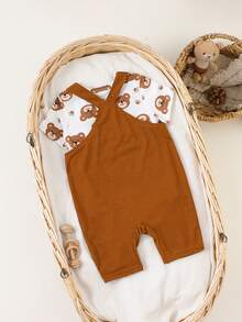 Bộ 2 món cho bé trai: Áo liền thân cổ tròn tay ngắn và quần yếm in chữ & hình gấu hoạt hình, kiểu dáng thường ngày, thích hợp mặc đi trong nhà. Bộ quần áo trẻ em unisex, màu nâu mocha, thương hiệu Mimi, và các thương hiệu khác như Baby Bear Clothes. - Nhiều màu - Xem 2