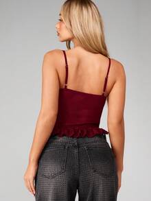 MISSGUIDED 蕾丝吊带胸前细节荷叶边下摆V领露脐吊带背心，可调节肩带，适合夜间派对 - 酒紅色 - 查看 2